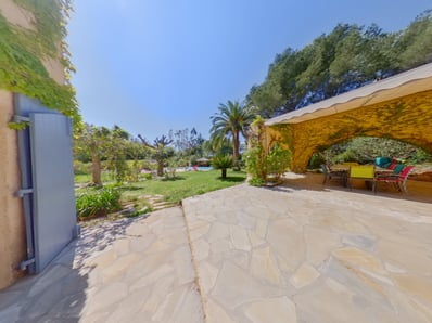 Grande terrasse pergola villa Puget-sur-Argens Photographe immobilier Toulon