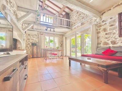 Séjour ouvert cheminée villa Puget-sur-Argens Photographe immobilier Toulon
