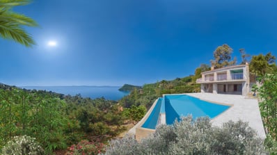 Piscine ouvrant sur la Méditerranée - Chantier haut de gamme en cours d'aménagement extérieur par un décorateur à Toulon