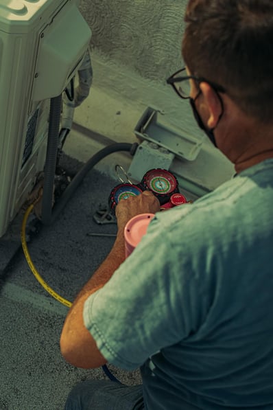 operaio di equipe home che ripara un impianto di climatizzazione a Padova