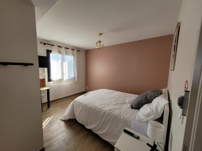 chambre aménagée rose 