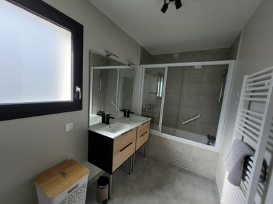 salle de bain avec paroi de baignoire 