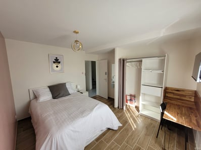 chambre aménagée rose 
