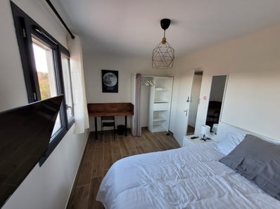 chambre aménagée avec bureau 