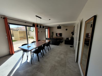 salle à manger avec vue sur le jardin