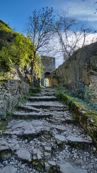 la montée de Saint hippolyte Crémieu France 