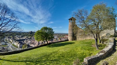 la tour de de l'horloge Saint Hippolyte Crémieu France 