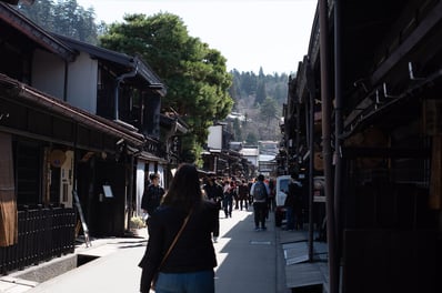 expert travel planner français dans une petite ville japonaise