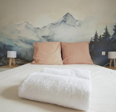 lit dans chambre avec panorama montagne