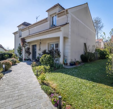 Façade d'une maison à vendre