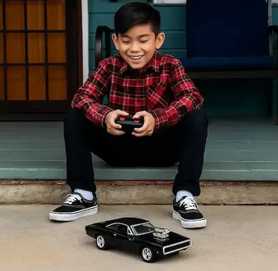 niño jugando con un carro Dodge a control remoto