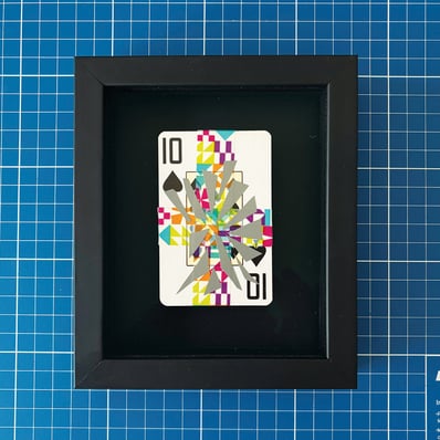 washi tape e fita isolante sobre 10 de espadas, emoldurado em preto.