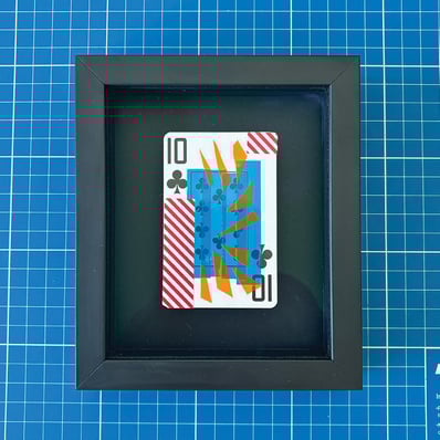 washi tape, fita colorida e fita isolante translúcida sobre dez de paus, emoldurado em preto.