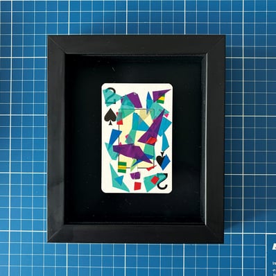 washi tape sobre dois de espadas, emoldurado em preto.