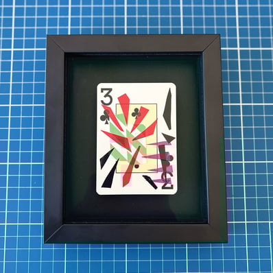 washi tape e fita isolante sobre 3 de paus, emoldurada em preto.