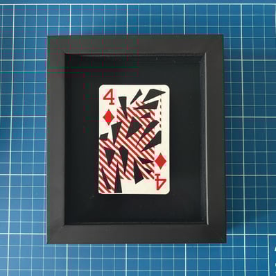 washi tape e fita isolante preta sobre quatro de ouros, emoldurado em preto.
