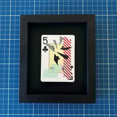 washi tape e fitas isolante preta e prata sobre cinco de paus, emoldurado em preto.