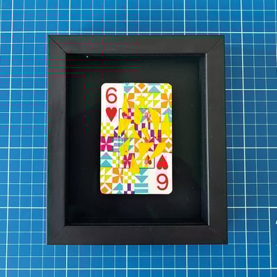 washi tape e fita isolante amarela sobre seis de copas, emoldurado em preto.