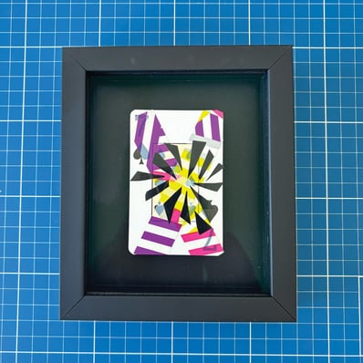 washi tape e fita isolante sobre sete de espadas, emoldurado em preto.