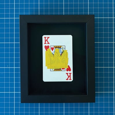 arte em fita isolante sobre rei de copas, emoldurado em preto.