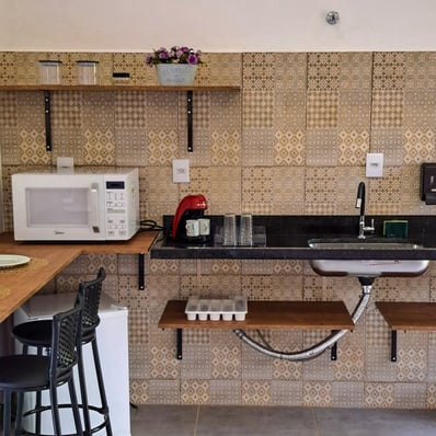 Mini copa com micro-ondas, frigobar, cafeteira e pia