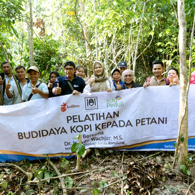 pelatihan budi daya kopi liberika dan robusta kepada petani sambas dan ambawang dengan dukungan dari PLN peduli dan Kolibro