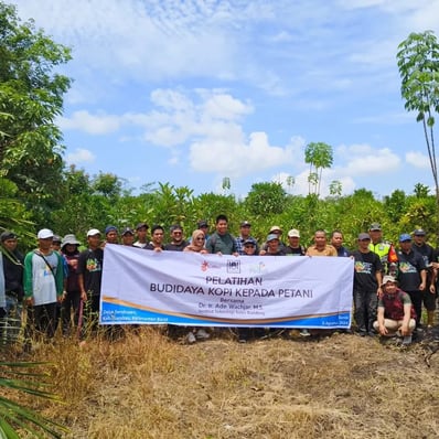 pelatihan budi daya kopi liberika dan robusta kepada petani sambas dan ambawang dengan dukungan dari PLN peduli dan Kolibro