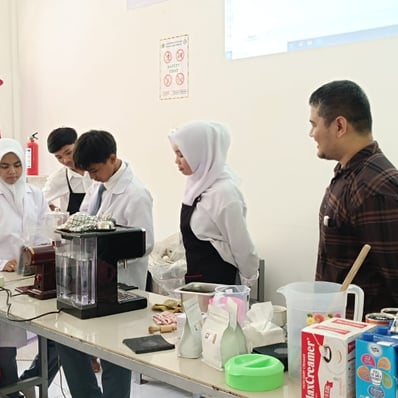 guru tamu program barista di smkn 1 sungai kakap, pelatihan barista pontianak, pelatihan barista gratis