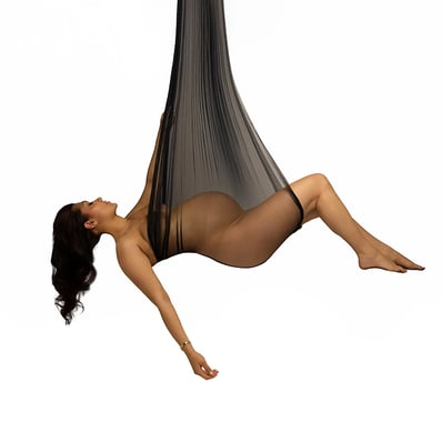 photo de femme enceinte suspendue dans l'air par un voile de tulle noire