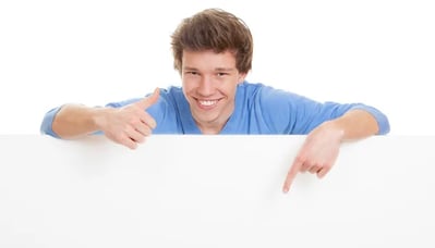 persona feliz señalando el simulador de cuota hipotecaria