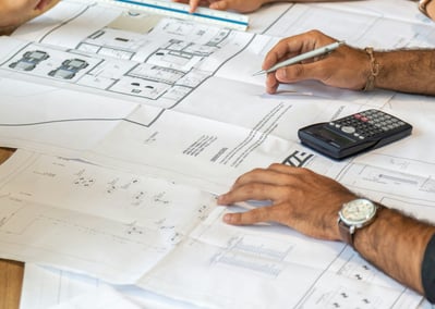 Revisión de planos de diseño estructural y arquitectónico para proyecto de ingeniería civil.
