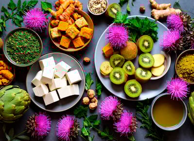 Alimentos que aportan estatinas sobre una mesa
