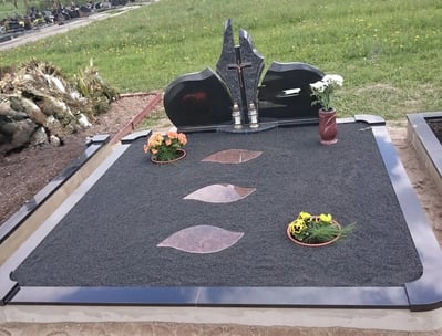 Pamato liejimas, bortelių uždėjimas, paminklo pastatymas, kapo užpildymas skaldele