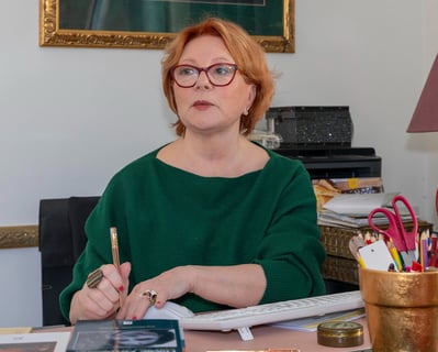 Buste Dominique Uhlen avec un stylo
