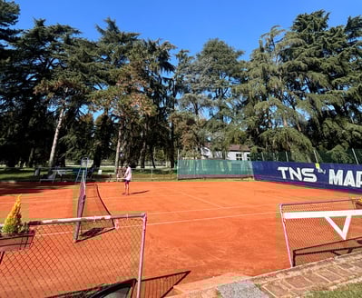 Campo da tennis in terra rossa presso il Centro Tennis Aeronautica, Milano.