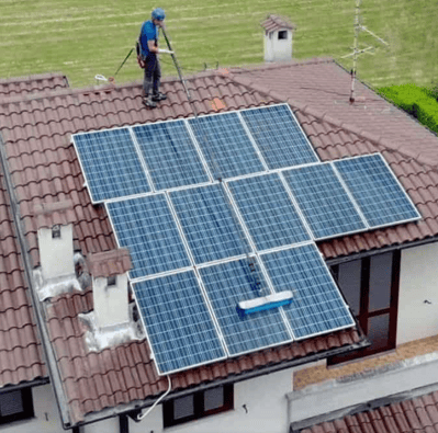 Lavage de panneaux photovoltaïques DG Services dans toute la Suisse +30% d'efficacité énergétique
