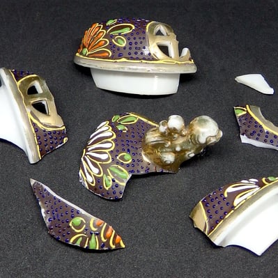 Porcelain lid fragments before conservation