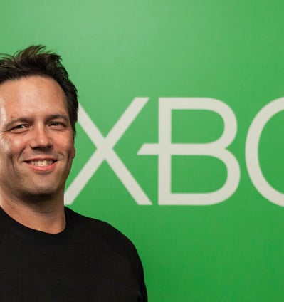 Phil Spencer, CEO da Xbox, na frente da logo da empresa