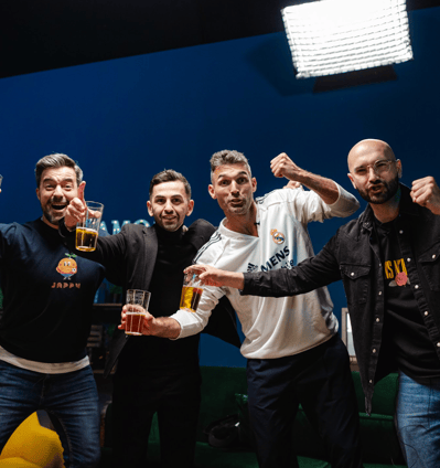 Nuestros talentos disfrutan del final de grabación de un programa de Champions en Vamos Studio.