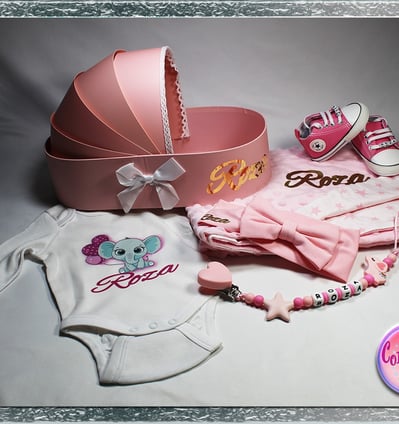Set praktičnih poklona za bebe – gricke, tenisice i trakice