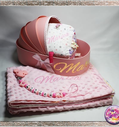 Unikatna poklon kolijevka za bebu s personaliziranim detaljima