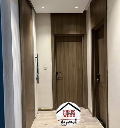 أبواب غرف مودرن بتجليده خشبيه اعلا الباب
