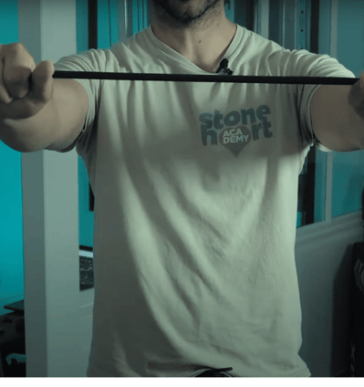 Schouderspieren trainen met behulp van Youtube video