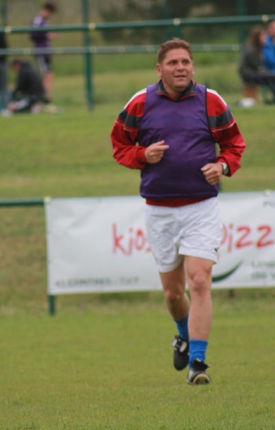 homme jouant au foot
