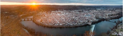 Vue panoramique de Cahors au coucher de soleil depuis le Mont Saint-Cyr
