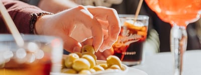 Aperitivo con aceitunas y vermut con tapas en Santa Lola Badalona
