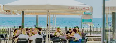 Terraza de Santa Lola Badalona con vistas al mar y ambiente veraniego
