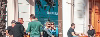 Clientes disfrutando del vermut en la terraza de Santa Lola Badalona