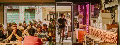 Clientes disfrutando del ambiente del restaurante de Santa Lola en Santa Coloma