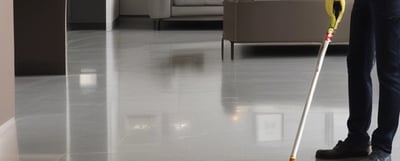 Profissional de limpeza da Venerra Facilities limpando piso em escritório corporativo em São Paulo